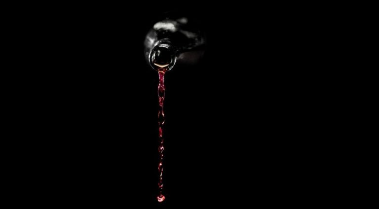 come togliere le macchie di vino