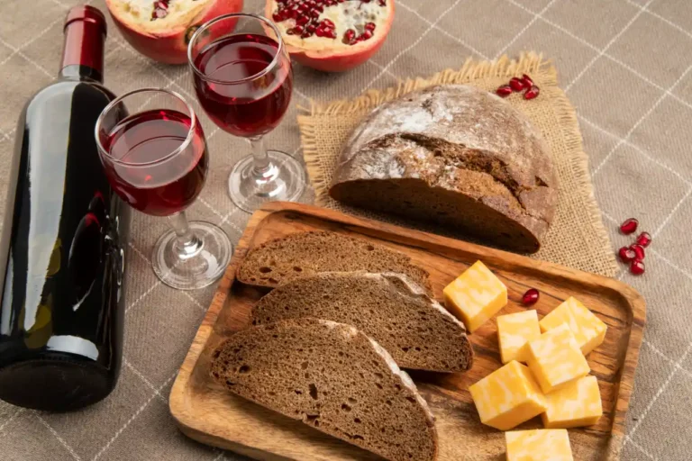Pane e vino: un legame antico che sa di casa